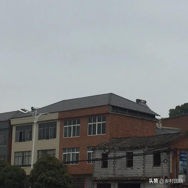 農(nóng)村自建房坡屋頂，用琉璃瓦還是樹脂瓦？看看內(nèi)行人的經(jīng)驗分享